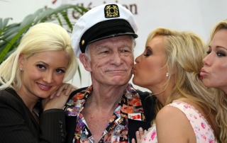 Playboy Magazine publisher Hugh Hefner (C) poses with playmates Holly Madison (L) and Bridget Marquardt (R), 12 june 2007 during a photocall at the 47th Monte Carlo Television Festival in Monaco.  AFP PHOTO  VALERY HACHE